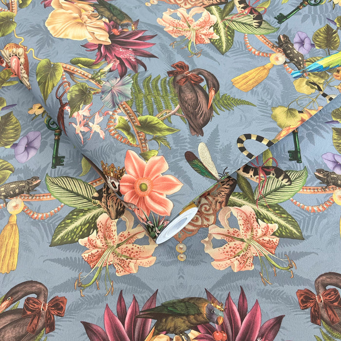 Bohème Wallpaper – Sky Blue, close-up rollshot showing the pattern detail